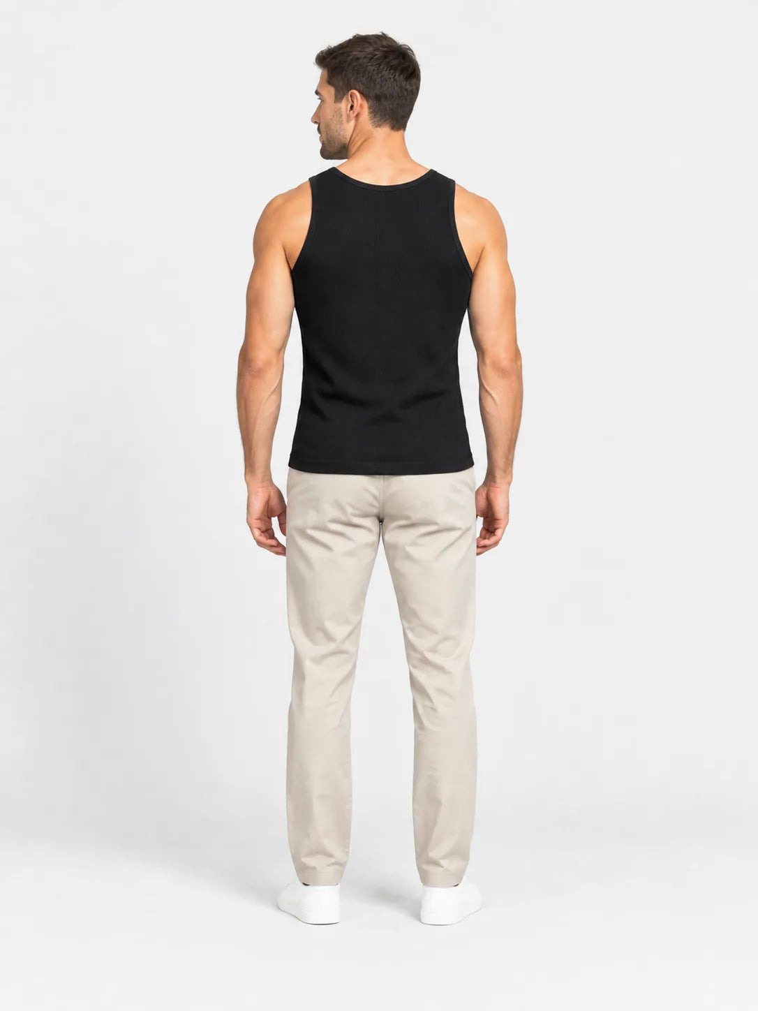 Ripp-Tanktop in Schwarz, getragen, Rückansicht