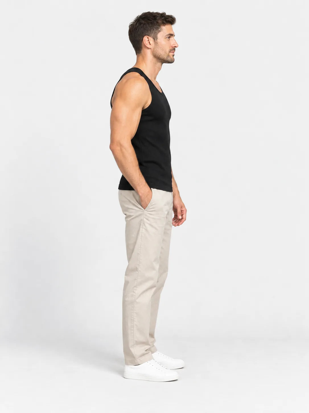 Ripp-Tanktop in Schwarz, getragen, Seitenansicht
