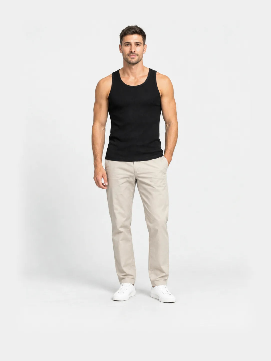 Ripp-Tanktop in Schwarz, getragen, Vorderansicht