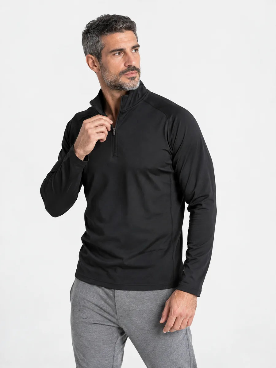 Schwarzer Half-Zip, getragen mit Shorts