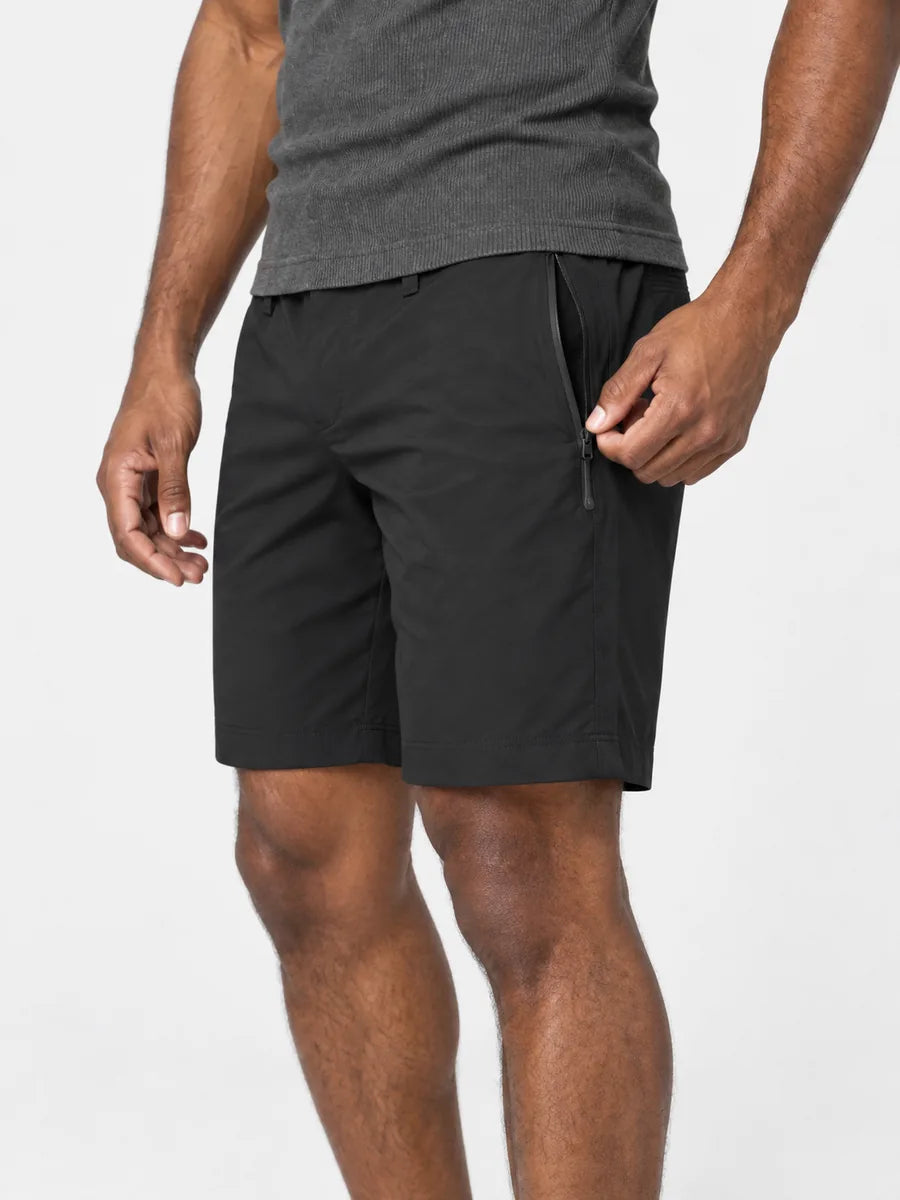 Hybrid-Shorts, im Studio getragen