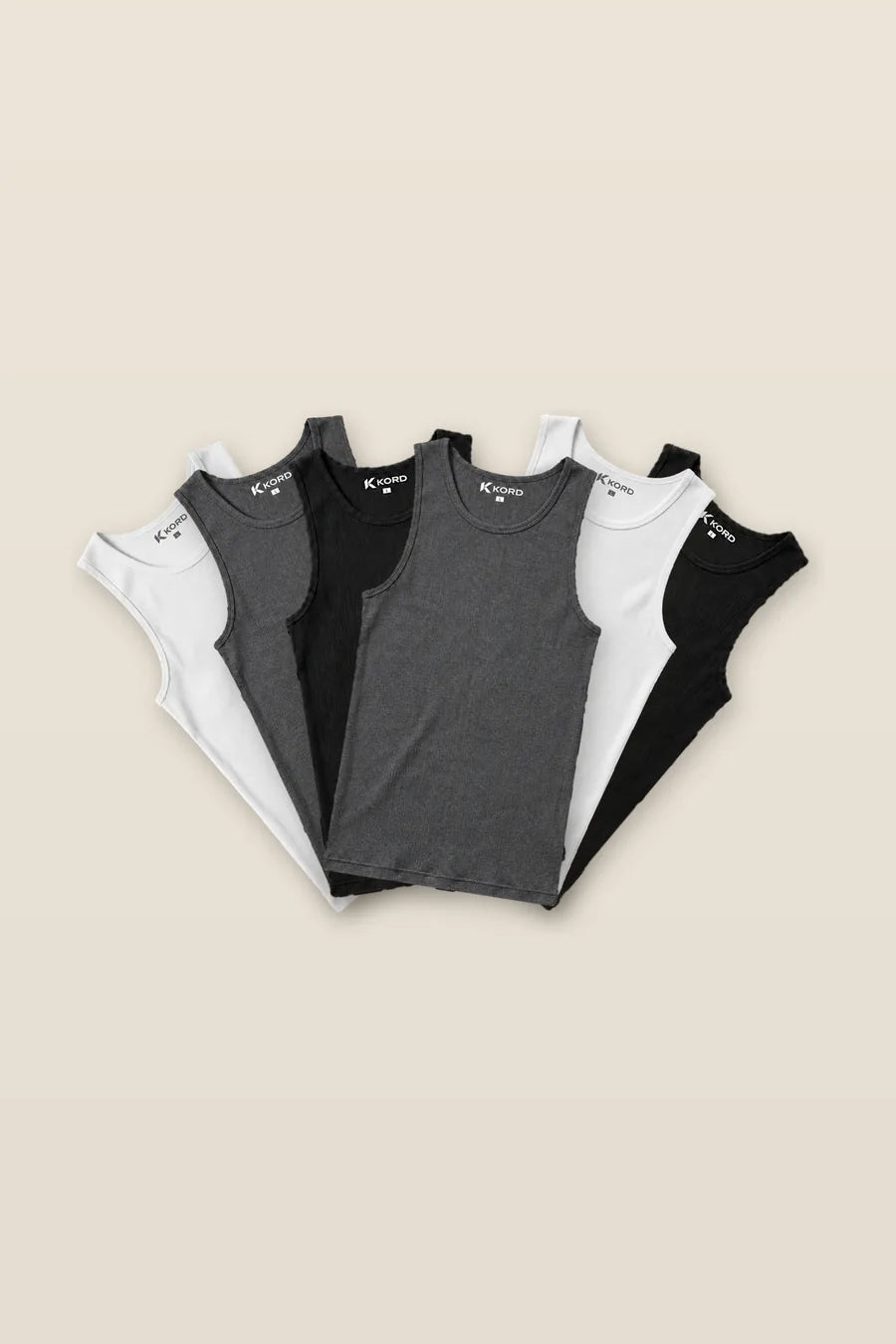 Sechs KORD Ripp-Tanktops, fächerförmig ausgelegt, je zwei in Schwarz, Weiß und Anthrazit