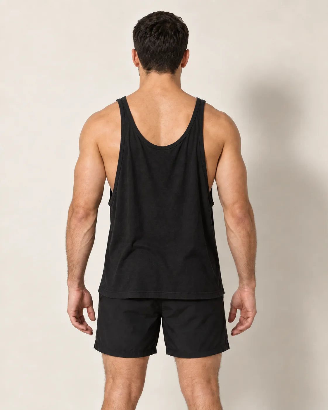 Standard-Tanktop von hinten getragen: tiefer, flatternder Rücken, Armausschnitte, die die Flanken freilegen