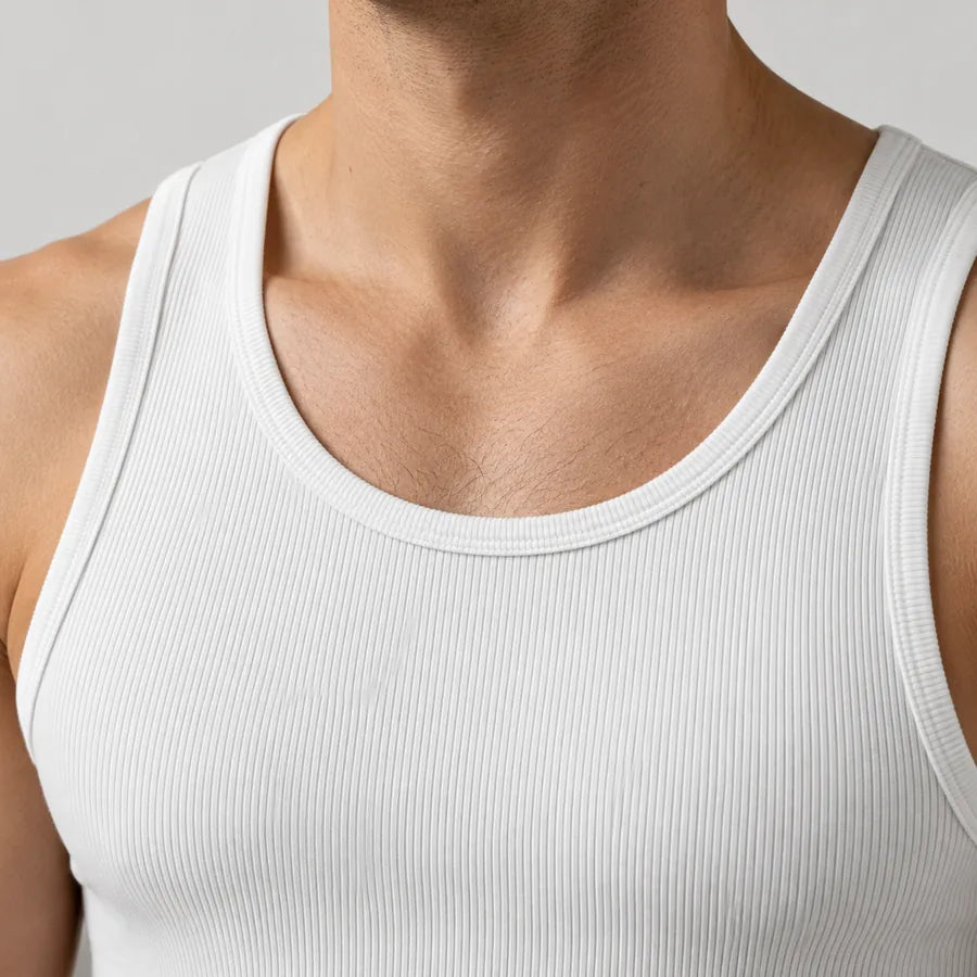 Nahaufnahme des Rundhalsausschnitts eines weißen Ripp-Tanktops: Das Band liegt flach und gleichmäßig auf dem Schlüsselbein