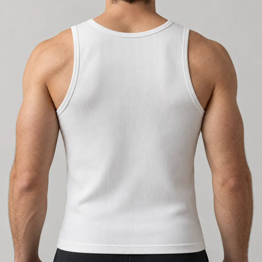 Oberer Rücken von hinten: Das weiße Ripp-Tanktop fällt gerade zwischen den Schulterblättern, ohne Falten und ohne Spannung